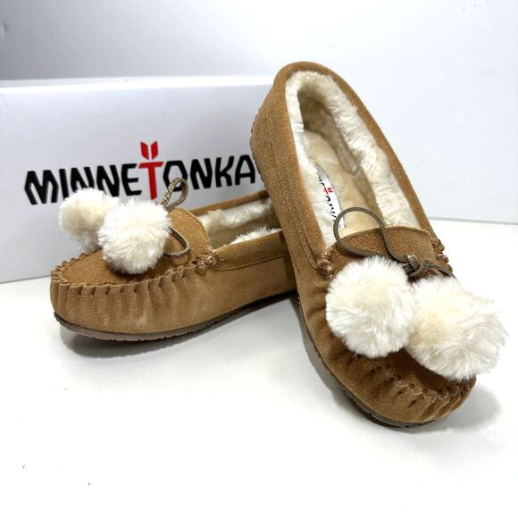 Minnetonka Pom Pom Faux Fur Lined Leather Slipper Cinnamon Women 5M NWB - Picture 1 of 9